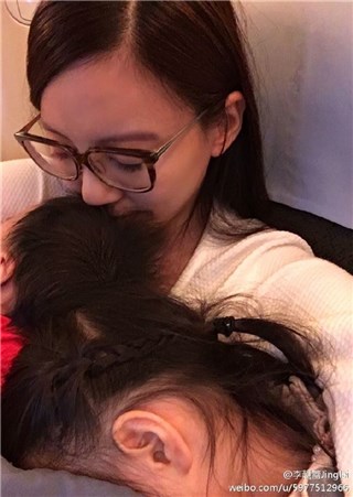 王力宏女儿想跟妈妈一样漂亮 偷穿高跟鞋想长大