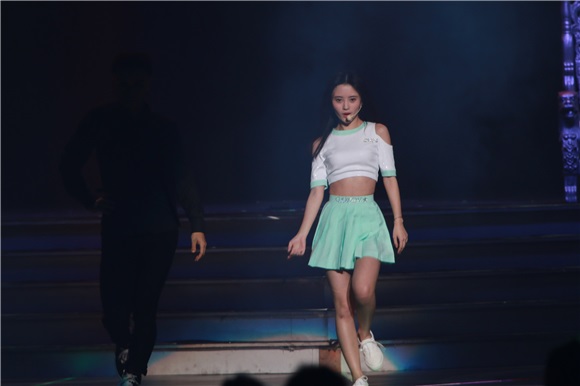 鞠婧祎SNH48第三届总决选摘得桂冠 王冠、披风加身尊贵公主甜美迷人