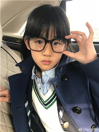 鲍蕾称贝儿想近视网友花式劝阻 鲍蕾：为小时候一起作过干杯