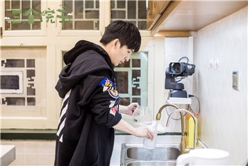 大张伟洗杯子