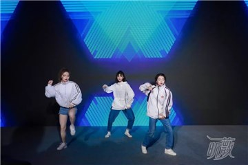 从左至右:嘉禾舞社的刘婷婷、音之、赵悦 带来热舞表演