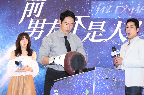 杨丞琳、蓝正龙等出席《前男友不是人》开镜记者会