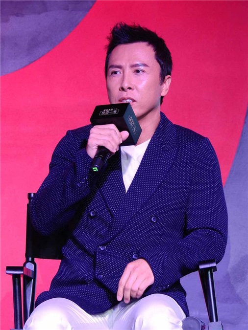 甄子丹携妻儿亮相《星战》首映 亲和力MAX放弃「宇宙最强」