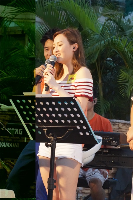 郑欣宜和许廷铿举行小型天台演唱会