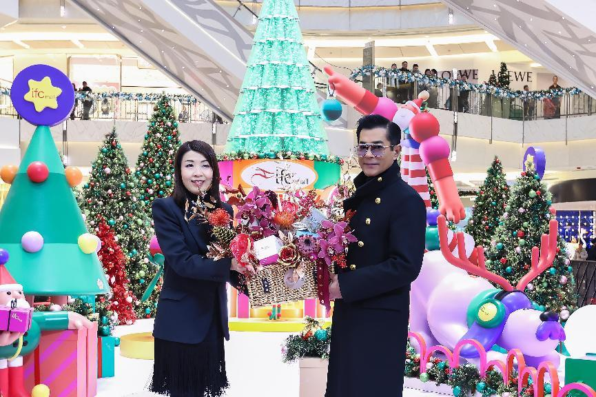 香港影帝古天乐现身上海ifc商场 点亮「游乐巨型圣诞之旅」开幕仪式