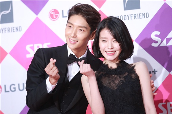 〈YES首尔现场〉2016SBS演技大赏 朴信惠、李准基、IU、李敏镐..等走红毯