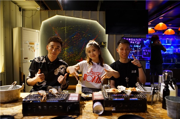 《零点食神》寻觅六地绝味 张雪峰开启深夜美食之旅
