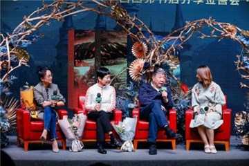 (从左起,周迅、王小平、郑晓龙对谈,回答观众提问)