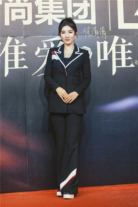 黄奕帅气助阵好友李小璐 平底鞋照样穿出大长腿