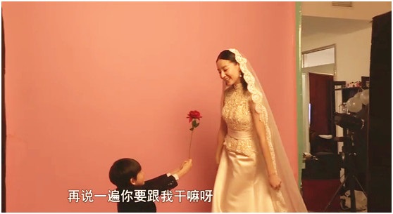 董洁再披婚纱明艳动人 鬼马顶顶惊喜献花