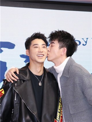 庞瀚辰、李川遭逼吻