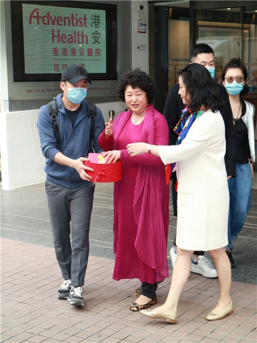 黄晓明baby携子出院跟媒体道谢 夫妻二人显倦容却难掩幸福