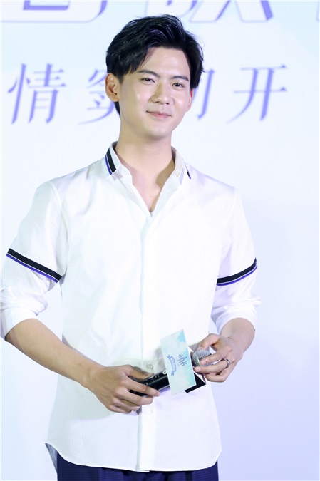 何洁亮相《小情书》首映礼 自曝曾收「拼音版」情书