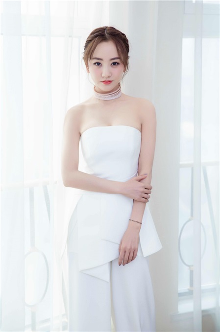 杨蓉亮相《美人为馅3》发布会 性冷淡白色套装也可以很时髦