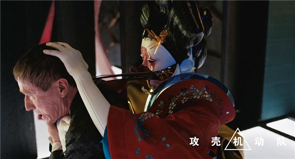 《攻壳机动队》曝「血色迷城」漫画海报 导演坦言梦想成真