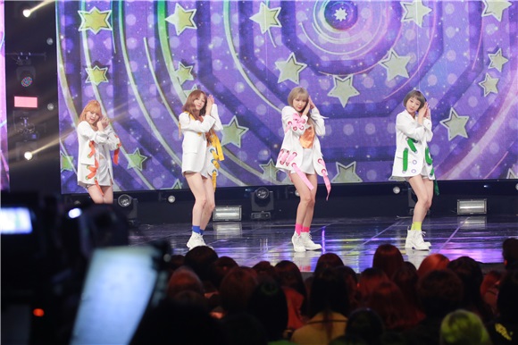 男团MonstaX、女团PRISTIN、EXID、GFriend在MBC《SHOWCHAMPION》中带来精彩舞台