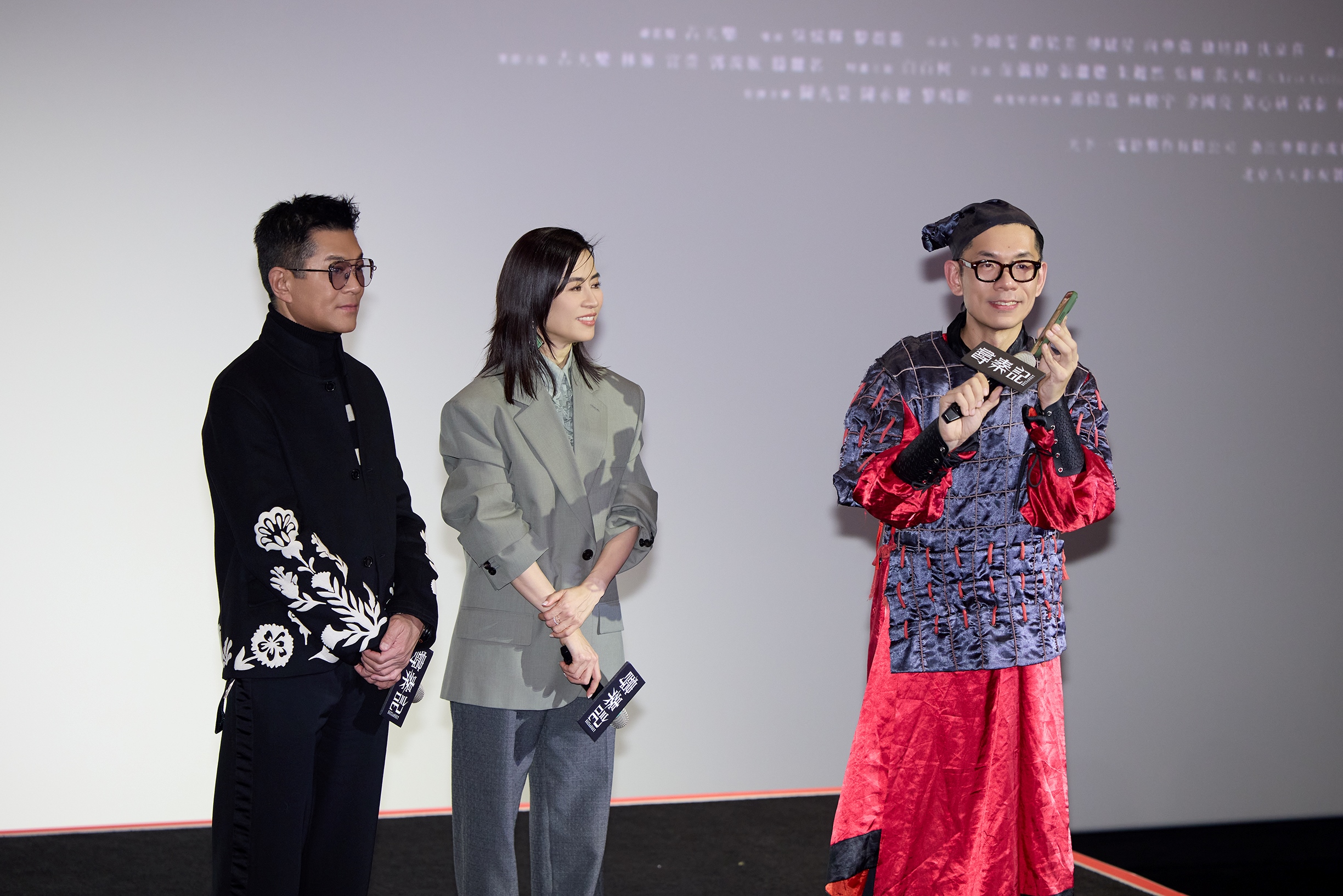 古天乐 宣萱现身六场映後见面会 走进观众席送礼 全场陷疯狂 全场high翻
