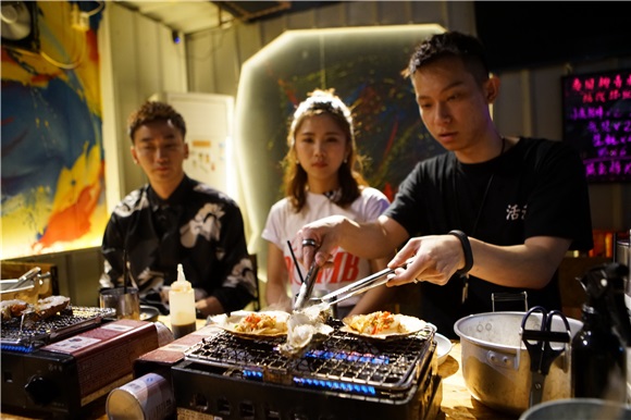 《零点食神》寻觅六地绝味 张雪峰开启深夜美食之旅