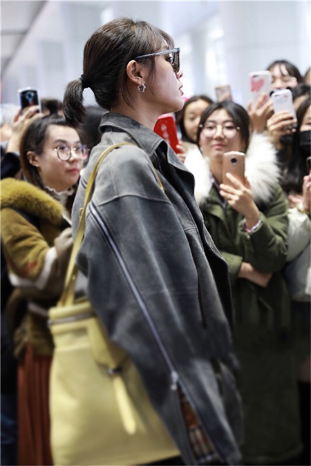 马思纯私服出行遭围堵 率性大方与粉丝合影