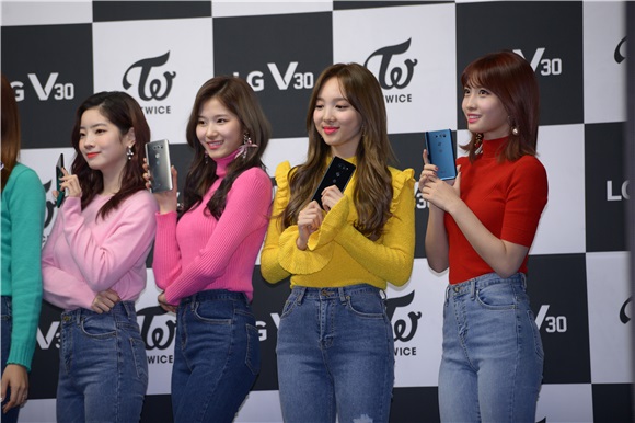 TWICE��ϯijƷ�Ʒ�˿ǩ����