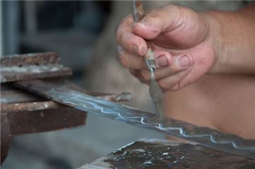 竹本先生在刀胚上作画
