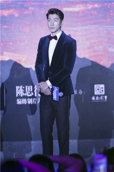 Bigbang成员胜利致歉火车事件 郭碧婷碎花裙小清新