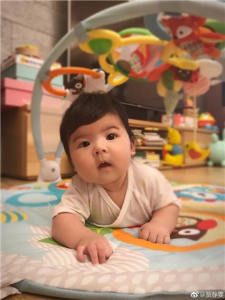 贾静雯的Bo妞居然撞脸ELLA Bo妞会翻身了爸妈都超得意