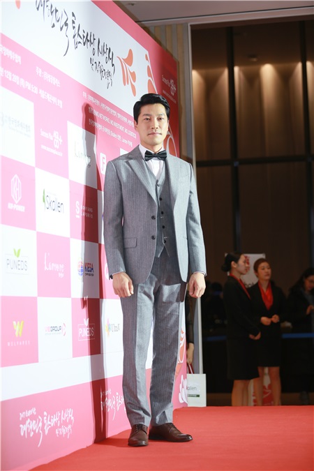 Nana、李贞贤、李东辉等出席第六届大韩民国TOP STAR奖颁奖典礼
