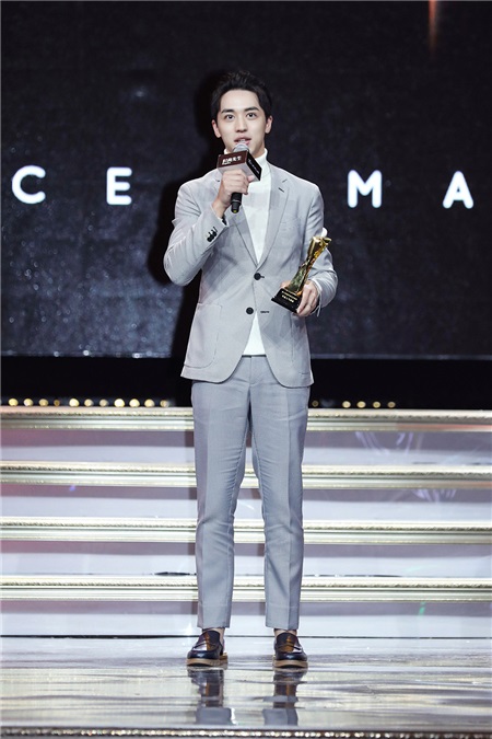 许魏洲毛衣配西装温暖演绎绅士风 获封年度人气偶像