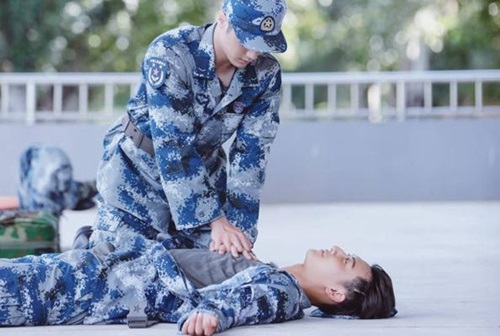 蒋劲夫拼命三夫上热搜 激吻黄子韬男友力爆棚