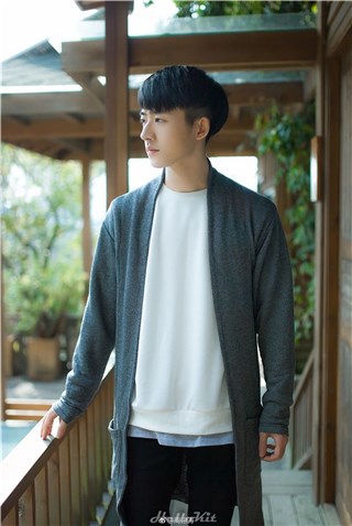 厚重的刘海也无法掩盖周翊涛的帅气