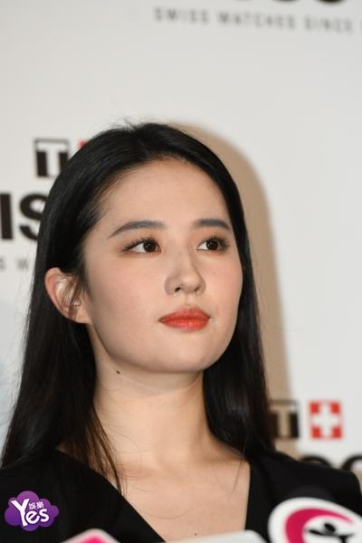 〈Yes 上海现场〉黄晓明刘亦菲共同出席活动 利落黑色装扮帅气满屏