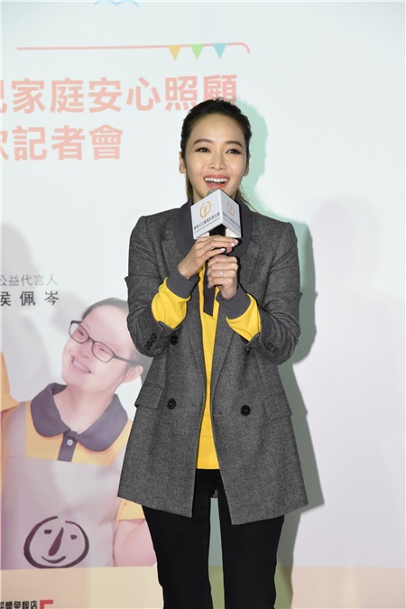 侯佩岑出席公益活动