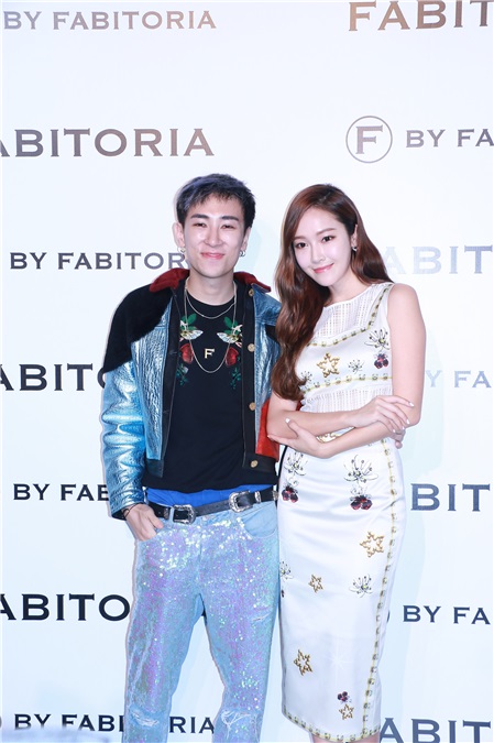 Jessica郑秀妍受邀看秀 裹身连衣裙秀S身材