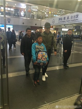 张晓龙现身机场