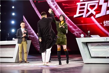 没想到梁紫晨逆袭成功,鲍橒上台庆祝