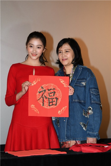〈Yes 上海现场〉关晓彤一袭红裙喜气洋洋 写个福字送给妈妈