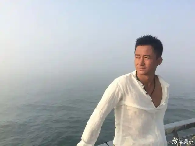 51岁吴京戴颈托现身引担忧 幽默回应"沈腾同款护具"传承梗