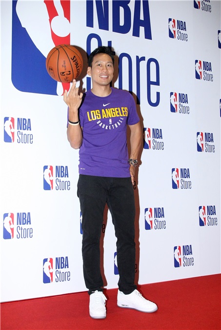安心亚、Ron Harper出席NBA旗舰店开幕