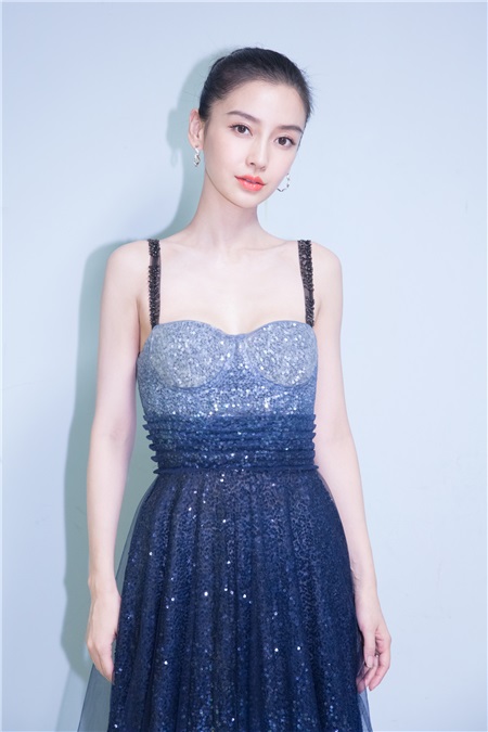 Angelababy再助力慈善 与倪妮即兴合唱情歌为慈善献声
