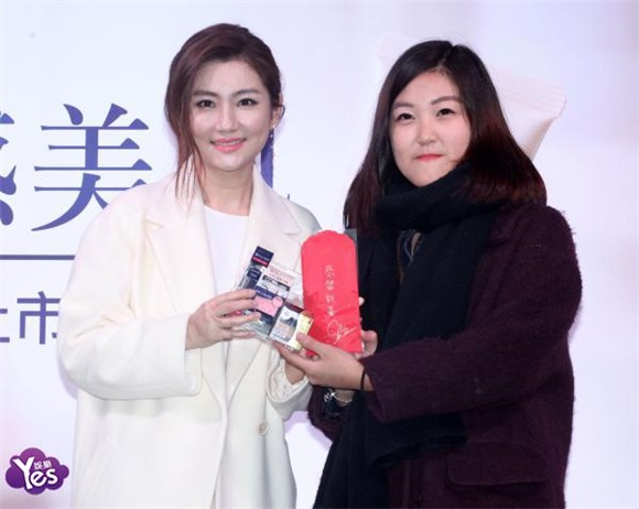 〈Yes 台北现场〉Selina纯白装备亮相活动 甜笑不断尽显青春靓丽
