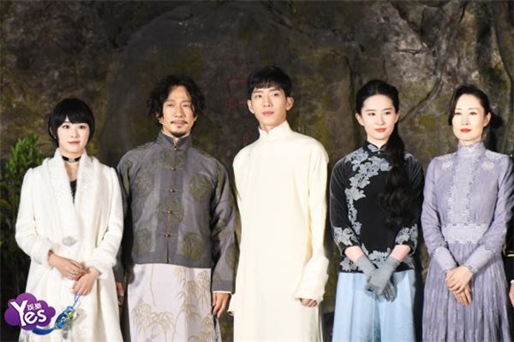 〈Yes 浙江现场〉刘亦菲国民装尽显东方美人气韵 井柏然儒雅现身养眼十足