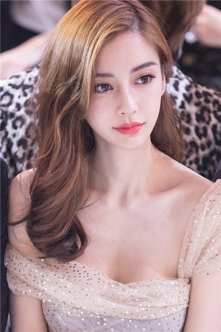 Angelababy现身高订大秀 金色露肩长裙优雅梦幻