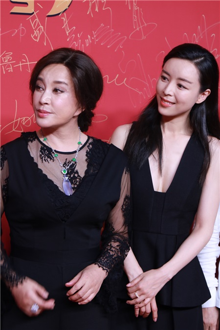 林更新、张静初、华晨宇、腾格尔、刘晓庆、锦荣等电影《快手枪手快枪手》首映红毯