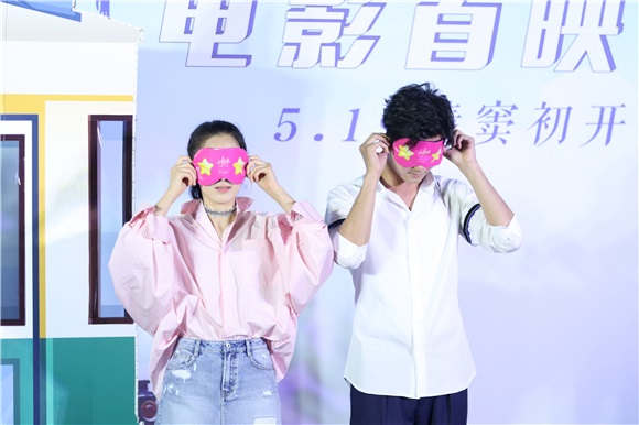 何洁亮相《小情书》首映礼 自曝曾收「拼音版」情书