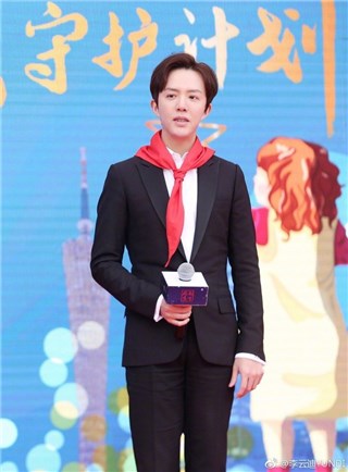李云迪出席公益活动 与小朋友四手联弹