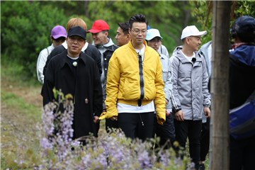 成员们走在山间的小路上