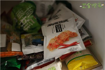 林更新自己采购的零食