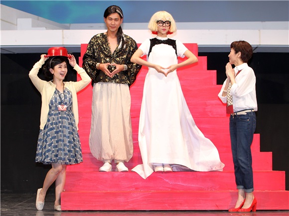 2017-08-03 17:27萧艾、蔡灿得、夏于乔演出舞台剧「室友ROOMMATE」即将登场。