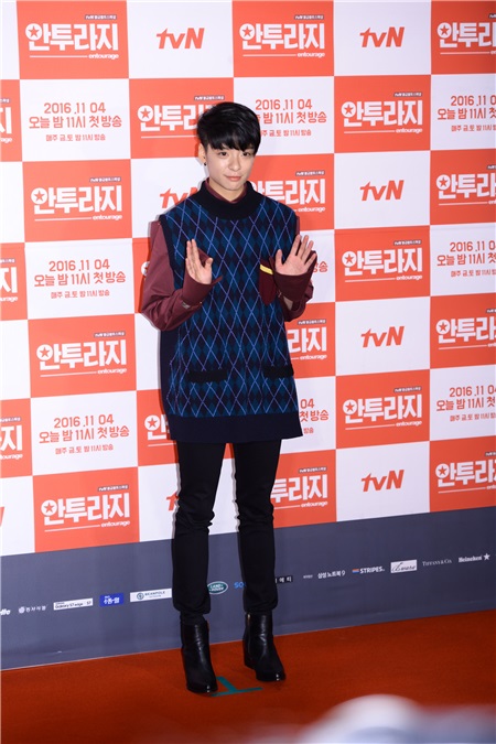 今日(11月4日),tvN 最新金土剧(周五.六播出的剧集)《Entourage》在首尔市清潭 CINE CITY 举办了特别版抢鲜看试映会兼红毯活动,